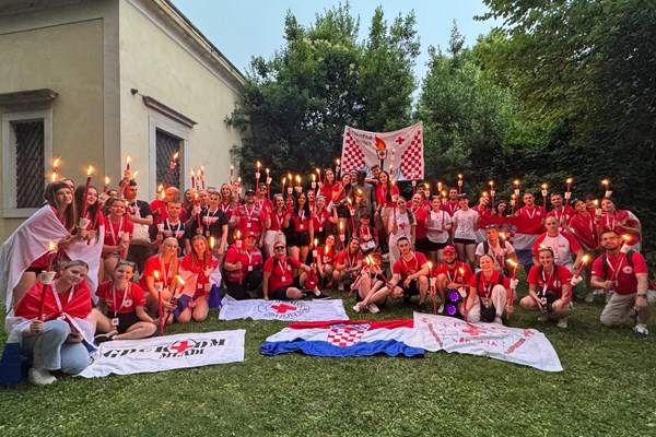 Na tradicionalnoj bakljadi u Solferini sudjelovali i predstavnici Hrvatskog Crvenog križa